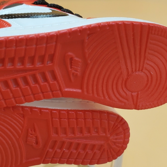 Air Jordan (Pair) 2 Keychain Mini 3D Super Realistic, in a hard Plastic Box (C25 - Picture 10 of 15